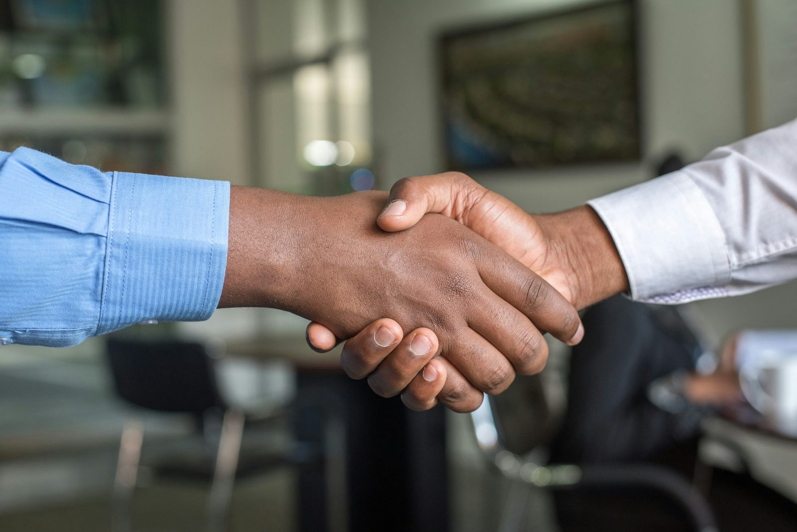 Poignée de main scellant le placement d’un talent international auprès d’un employeur